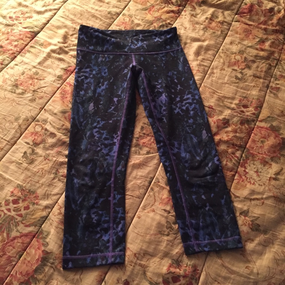 Lululemon dark purple printed crop size 6 - Picture 2 of 3
